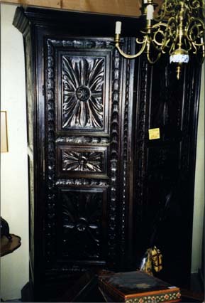 Armoire ancienne en bois noir.