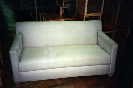  Sofa blanc trois places.
