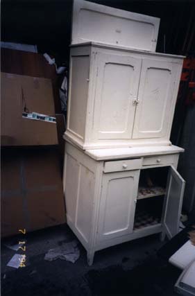  Vieux buffet de cuisine peint en blanc.