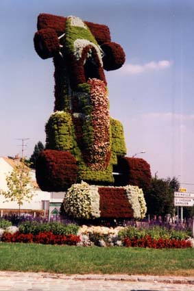  Monument tout en fleurs d'une voiture de course.