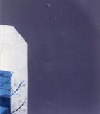  Façade d'immeuble sur fond de ciel bleu.