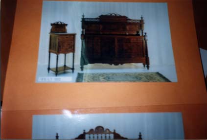  Photo de lit avec table de chevet collée sur une feuille.