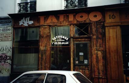  Devanture d'une boutique de tatoueur.