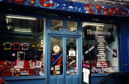  Devanture d'une boutique d'impressions sur tee-shirt et sweat-shirt.