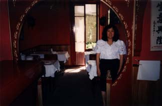 Femme chinoise debout dans un restaurant chinois.