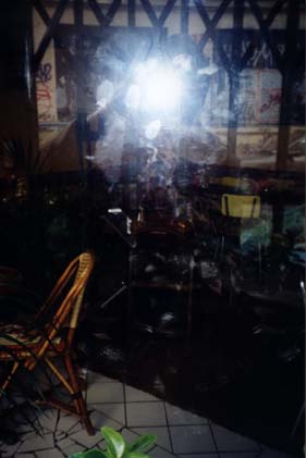  Salle de restaurant avec lumière de flash.