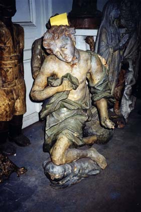 Statue en plâtre de jeune homme en génuflexion.