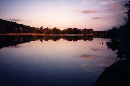  Étendue d'eau au crépuscule.
