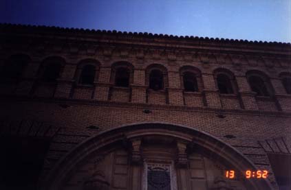  Façade en brique rouge avec fenêtres en arcade et linteau en arc brisé