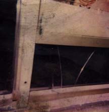  Structure en bois et vitre brisée.