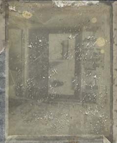  Intérieur d'une maison. Image avec piqûres, taches,  et grattage.