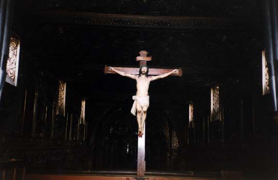  Grand Christ crucifié en bois dressé dans la nef d'une église.
