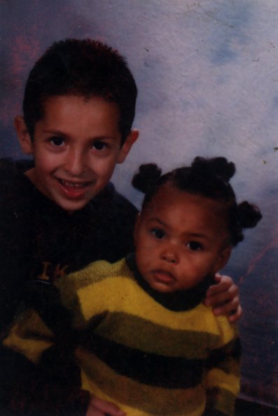 Portrait d'un garçon et d'un bébé en pull rayé.ᴬᴵ