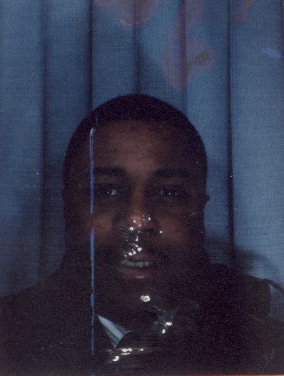 Visage d’homme de type africain. Image abîmée.