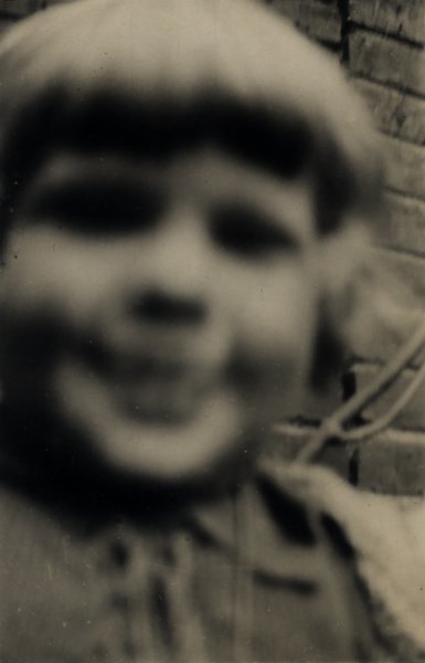 Gros plan flou du visage d'un enfant. Noir et blanc.ᴬᴵ