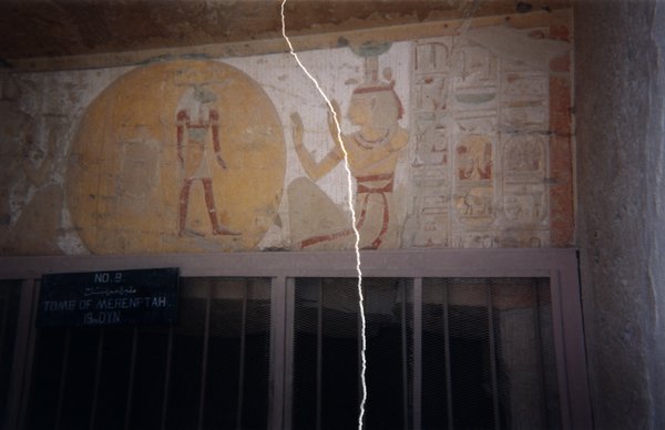 Haut de fresque égyptienne. Image déchirée, reconstituée.
