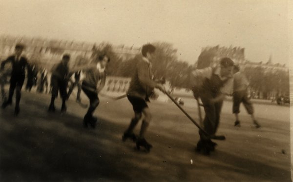 Joueurs de hockey sur patins à roulettes en plein mouvement, image floue. Noir et blanc.ᴬᴵ