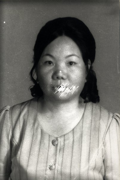 Femme en buste de type asiatique. Image avec rayures.